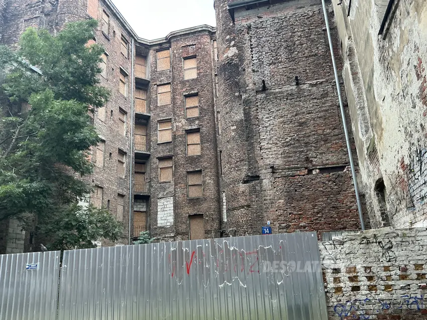 Opuszczona kamienica "spadające tynki" - photo 1/21