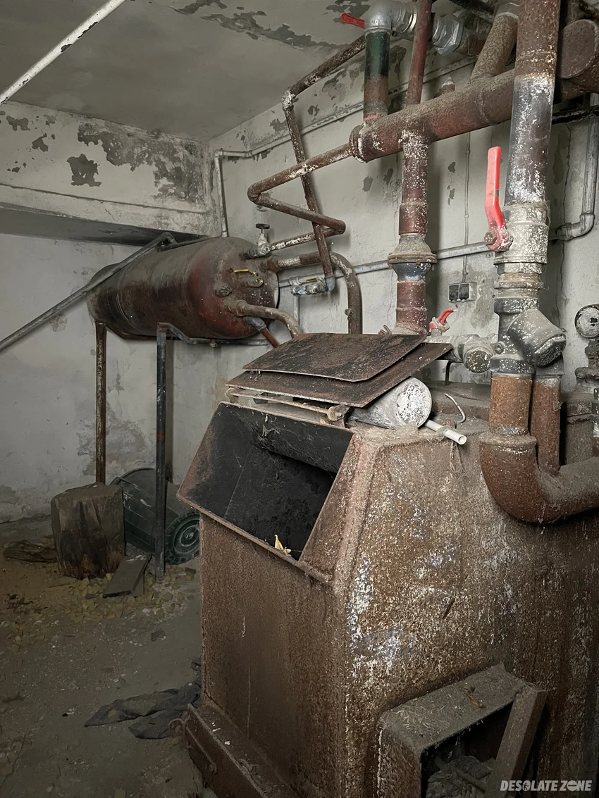 Opuszczony dom księży obok kościoła