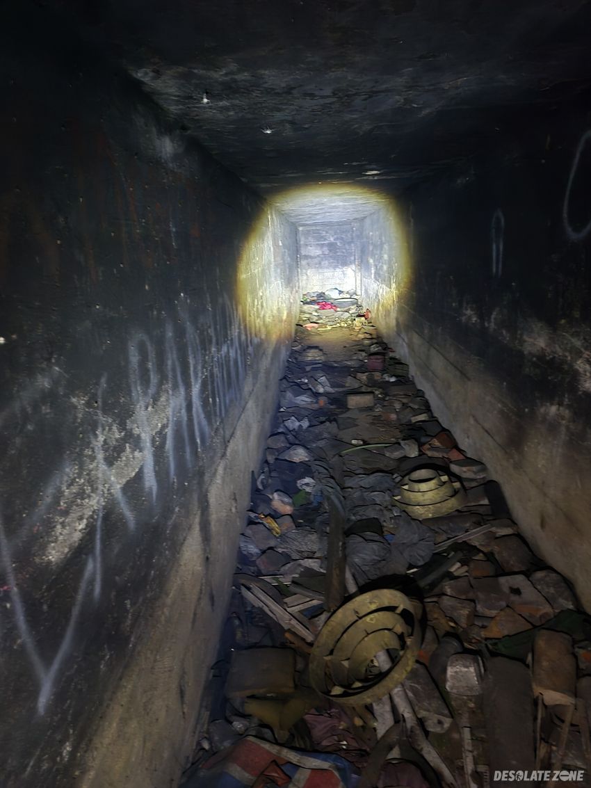 Stary bunkier obok osiedlowej kotłowni