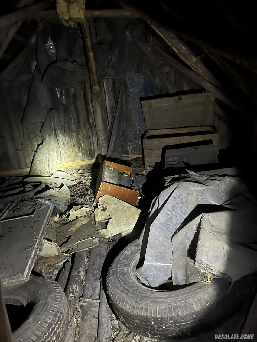 Malutki domek po środku pola