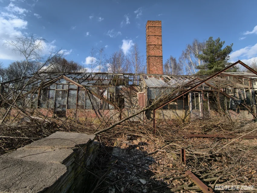 Budynek mieszkalny ze szklarnią - zdjęcie 1/4