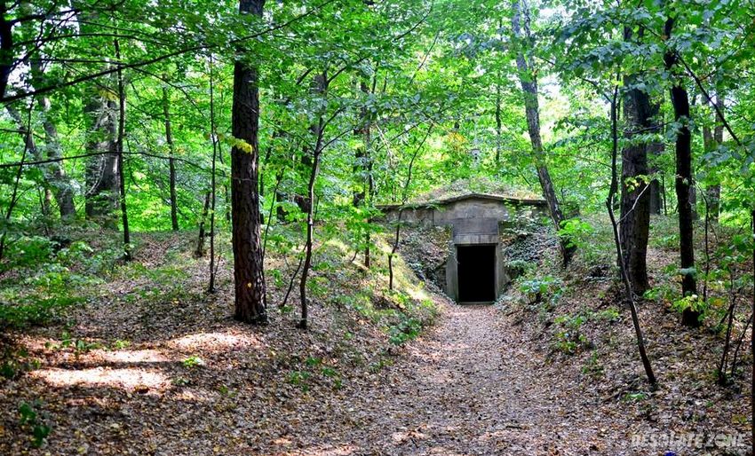 Grobowiec baronów lipowskich, hucisko