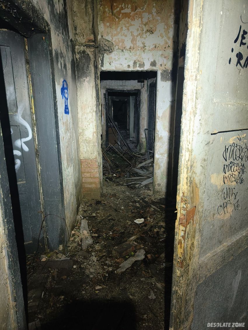 Opuszczony blok obok kładki z wagonami