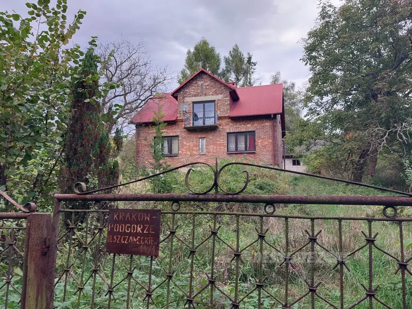 Ceglany dom dwurodzinny z piwnicą i szopą - zdjęcie 1/11