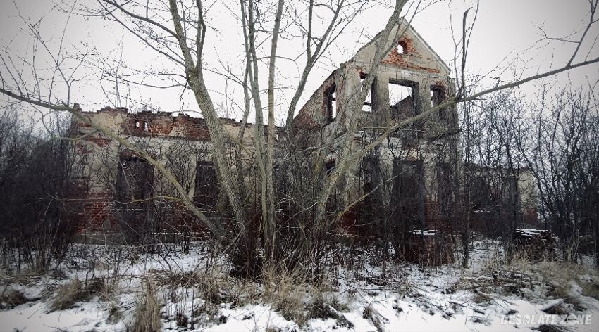 Ruiny dworu konarzewskich z 1920