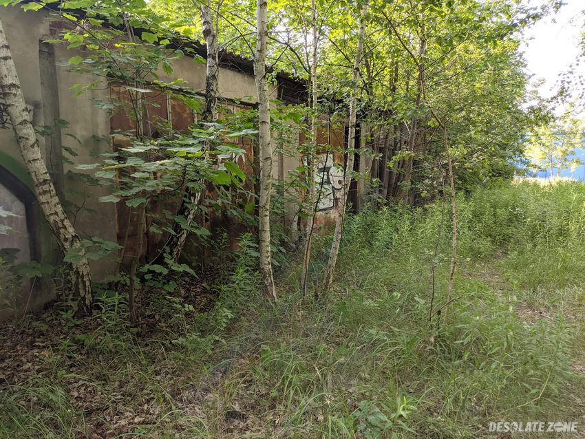 Budynek z wiatą garażową i komórką