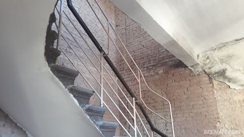 D a w n y d o m z d r o j o w y