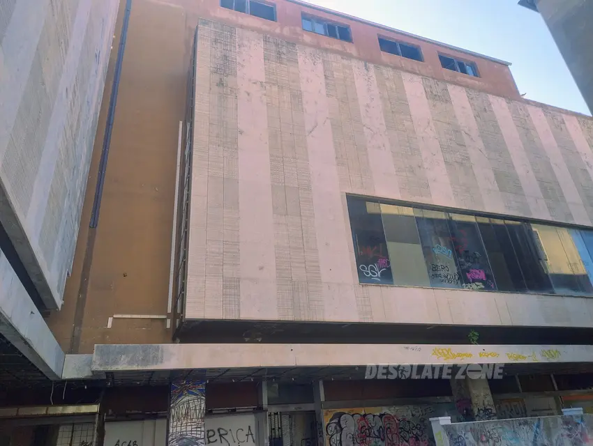 Opuszczona galeria handlowa - zdjęcie 1/4