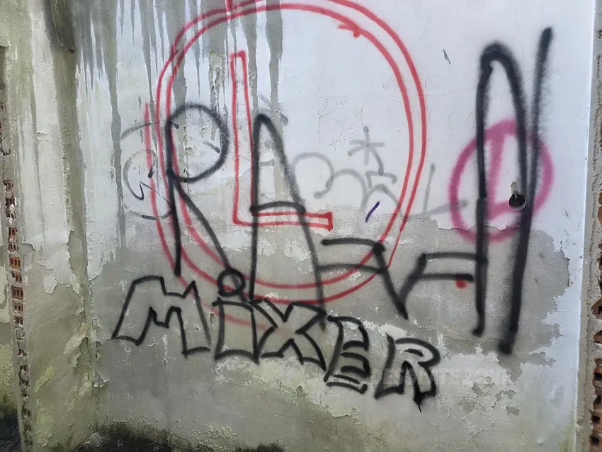 Opuszczony dom z niedokończoną dobudówką - zdjęcie 1/4