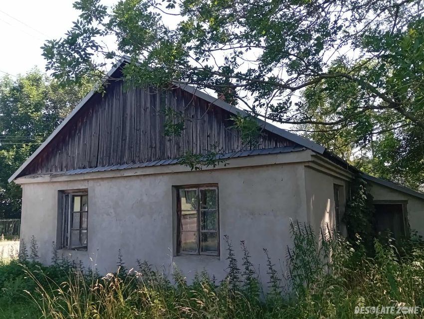 Opuszczony dom i stodoła