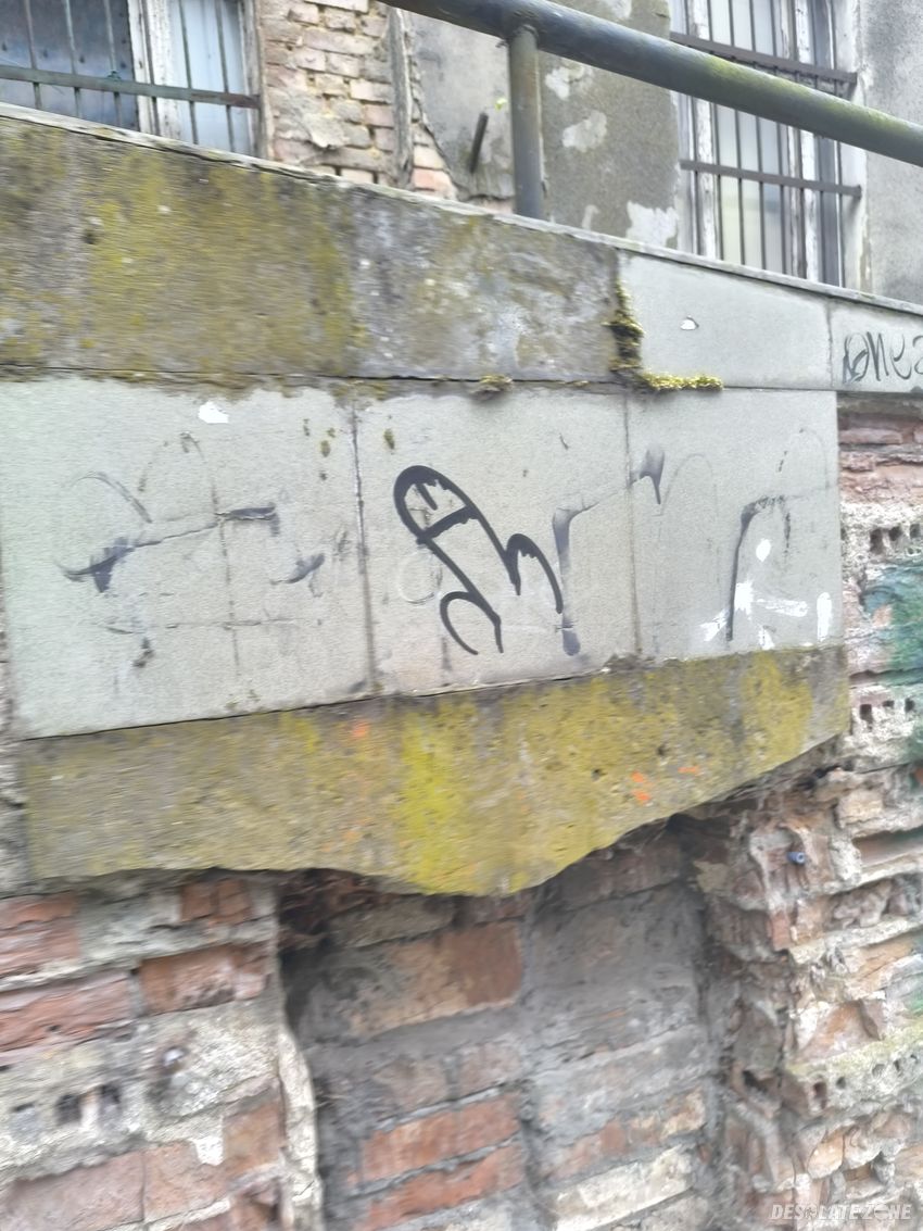 Opuszczona kamienica.