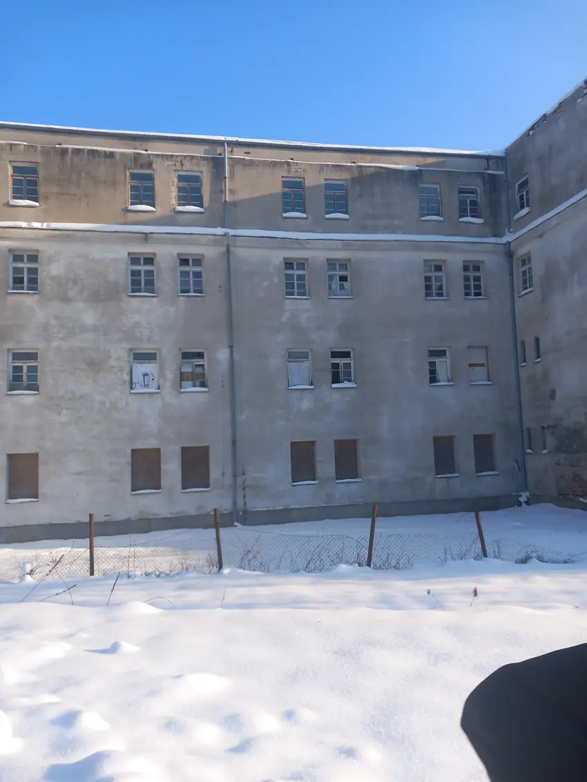 Opuszczona przychodnia wojskowa. - zdjęcie 1/4