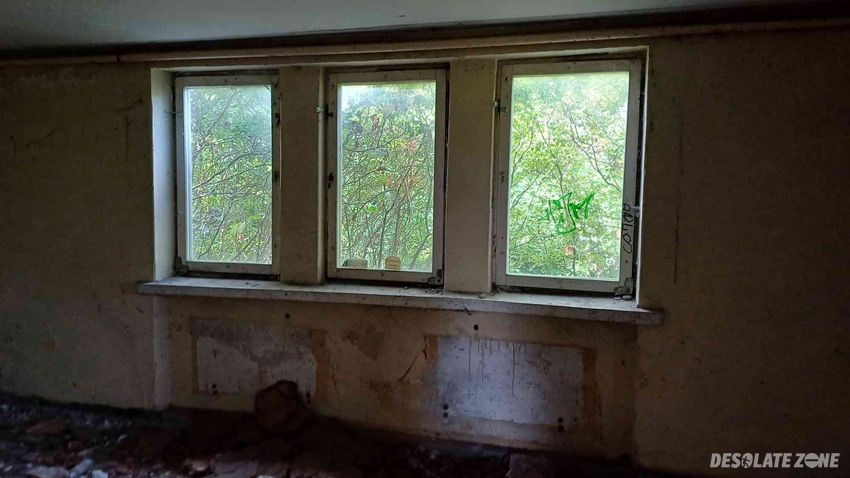 Pustostan domu z warsztatem