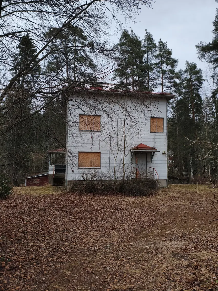 Domek nad stawem - zdjęcie 1/4