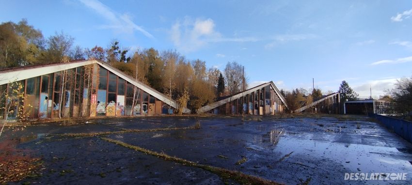 Hala targowa na skraju parku Śląskiego