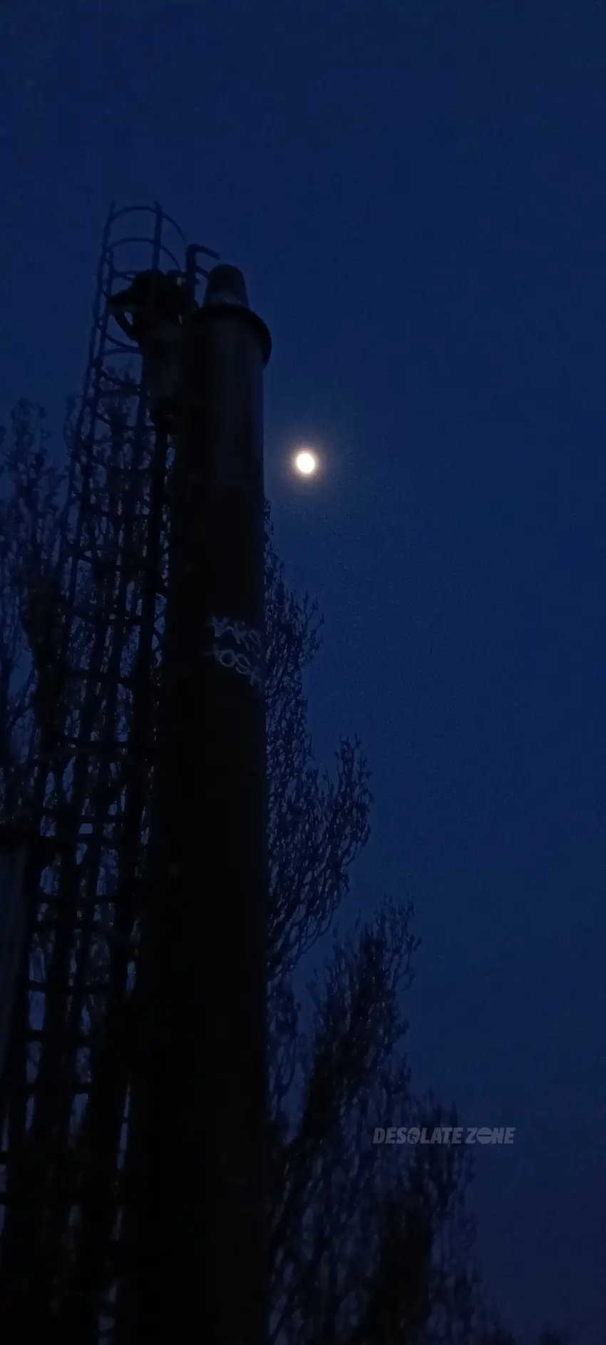 Opuszczona kotłownia z kominem - photo 1/4