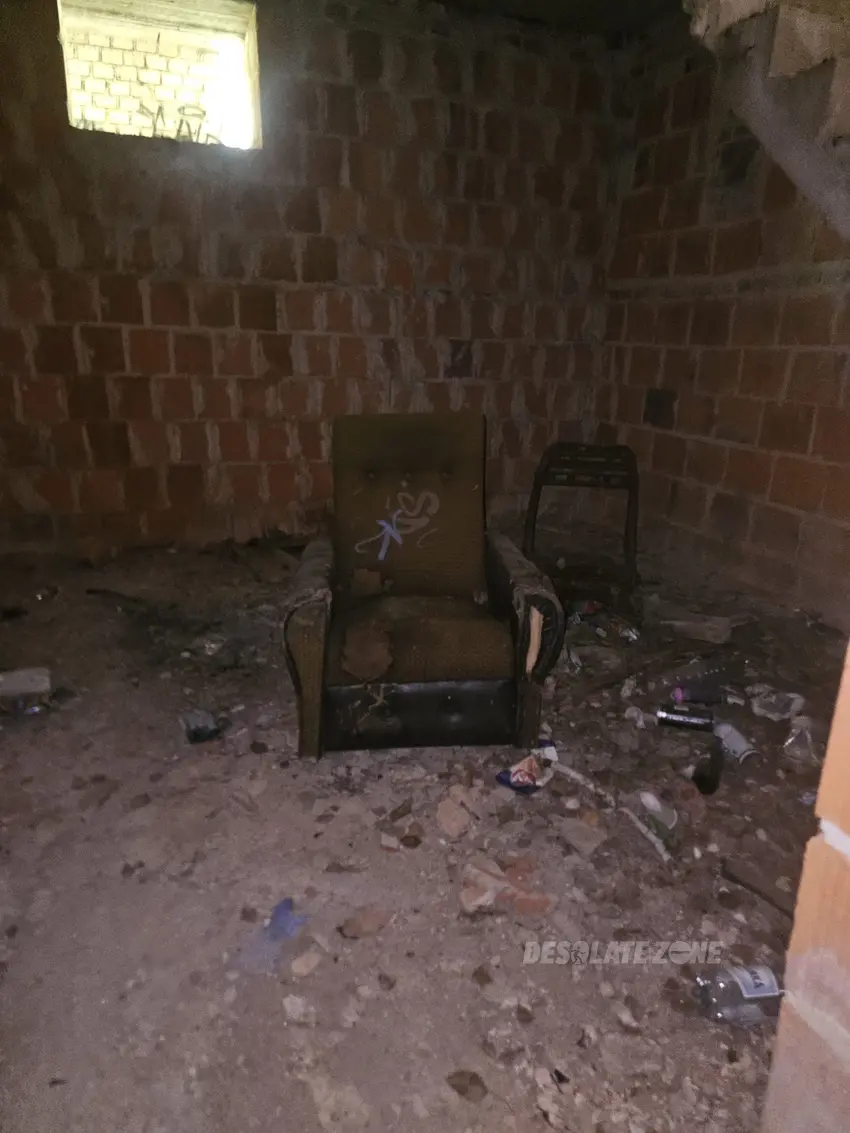 Niedokończona willa z garażem - photo 1/4
