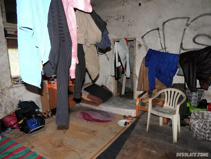 Opuszczony dom z wieżyczką - zdjęcie 1/4