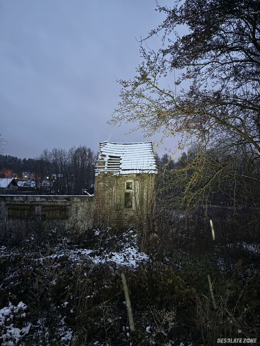 Opuszczony dom z budynkiem gospodarczym
