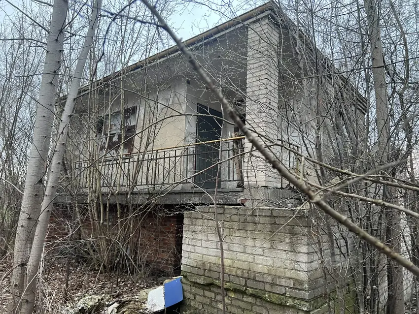 Opuszczony dom z działającym prądem. - zdjęcie 1/4