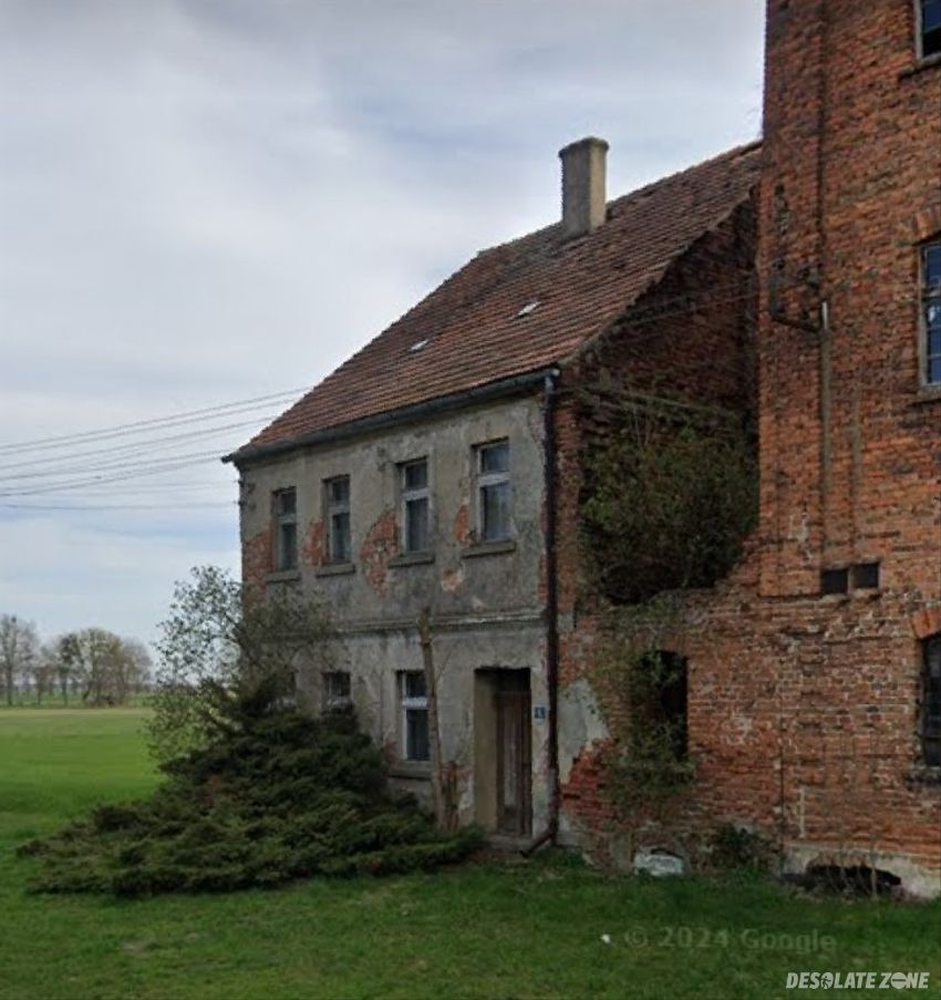 Opuszczony dom wraz z (fabryką-młynem?)