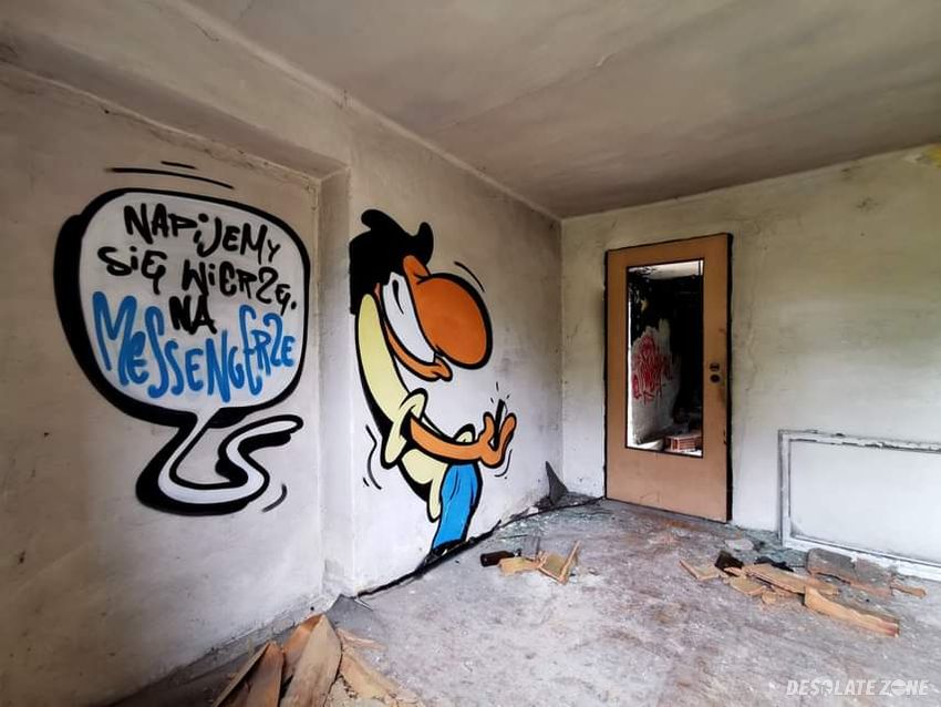 Domek w lesie z graffiti