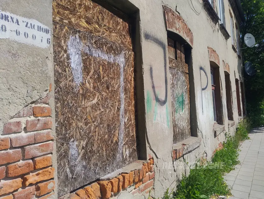 Opuszczona kamienica - zdjęcie 1/4