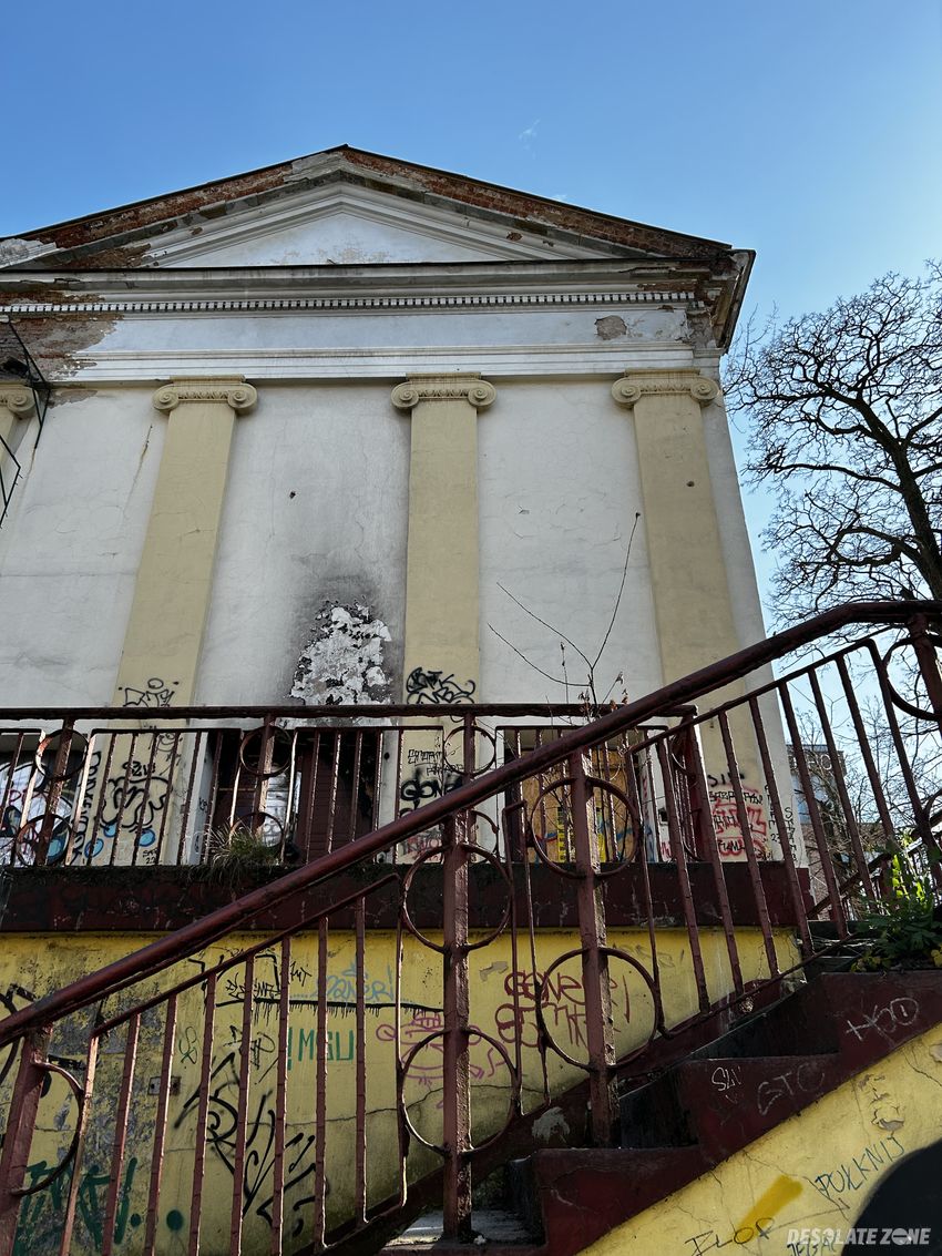 Opuszczona kamienica z restauracją