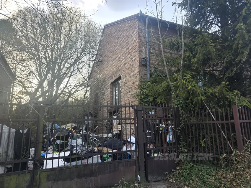 Ceglany dom z śmieciami na ogórdku - zdjęcie 1/1