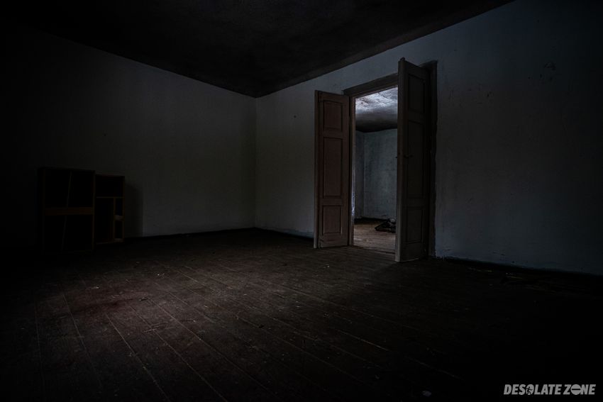 Opuszczona nawiedzona leśniczówka z horroru w środku lasu