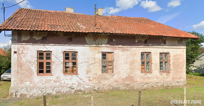 Opuszczony dom w srodu wioski