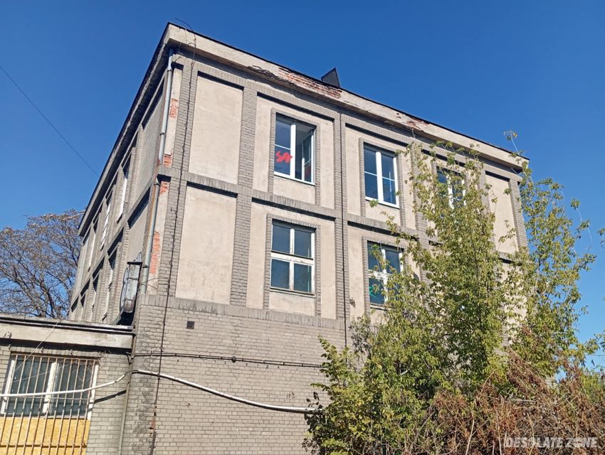 Opuszczony budynek z halą