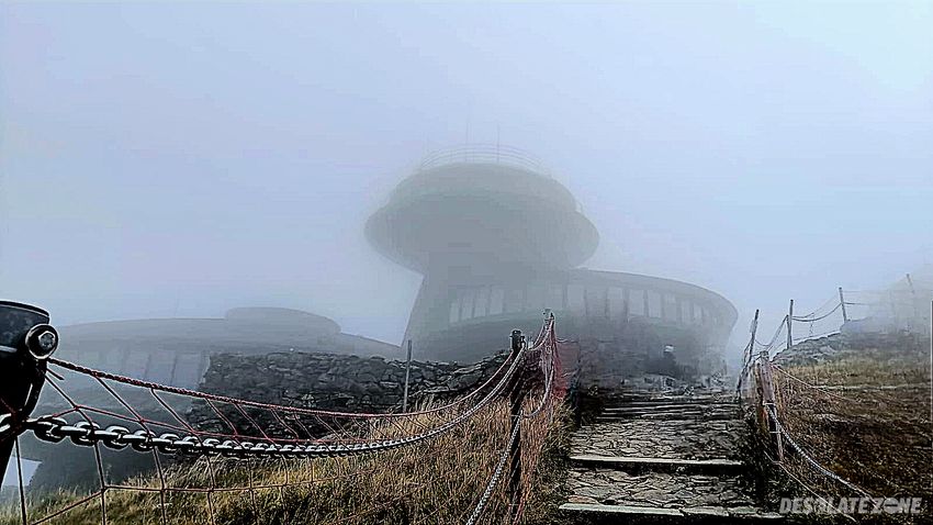 Dawna restaurcja (tylko podziemia i parter)