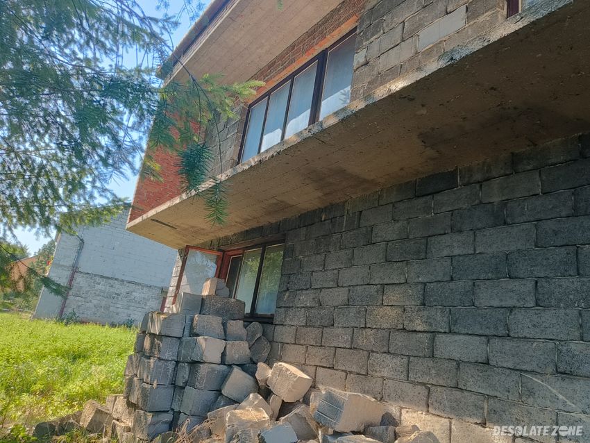 Piętrowy dom chrosna