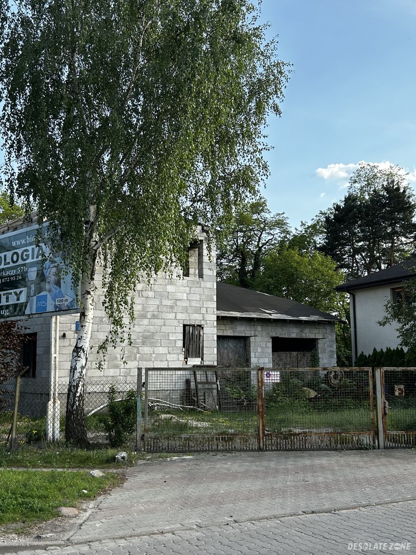 Opuszczony budynek z małym garażem