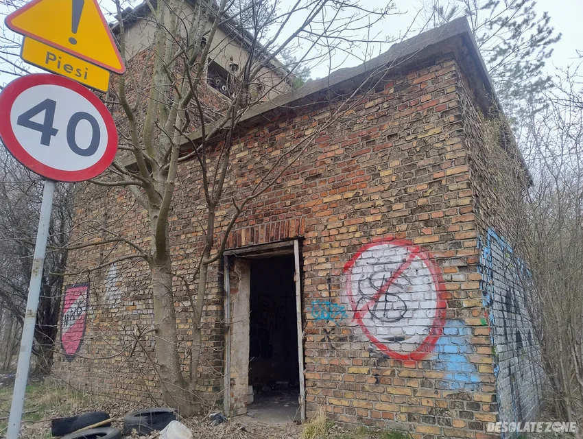 Opuszczone budynki pkp - zdjęcie 1/4