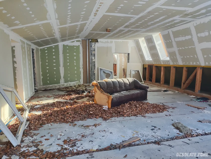 Opuszczone naczepy ciężarówek z budynkami