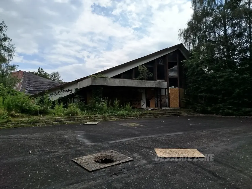 Hala targowa na skraju parku Śląskiego - zdjęcie 1/4