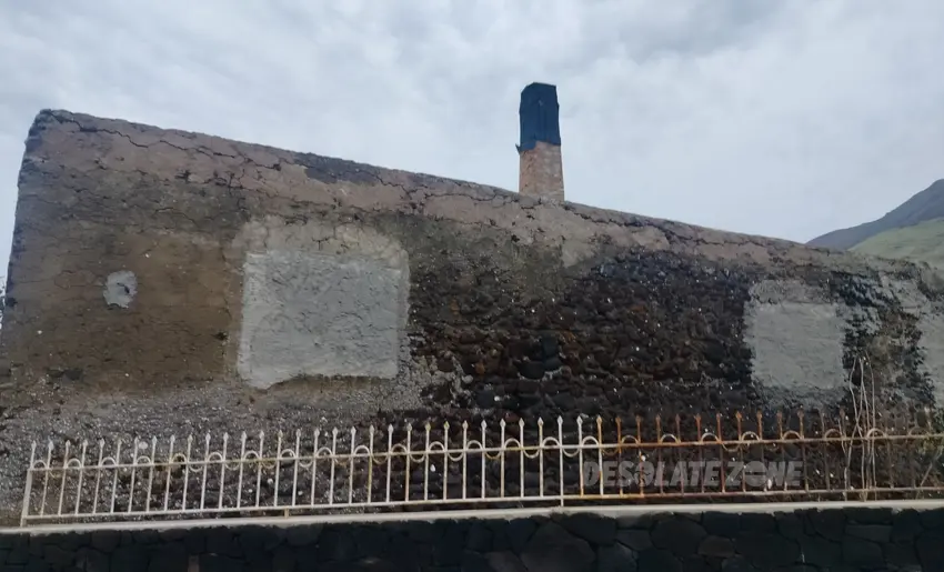 Komin i zabudowania na stromboli - zdjęcie 1/2