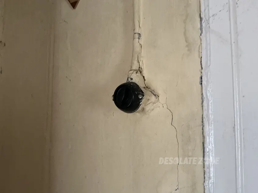 Opuszczony dom z wyposażeniem - zdjęcie 1/4