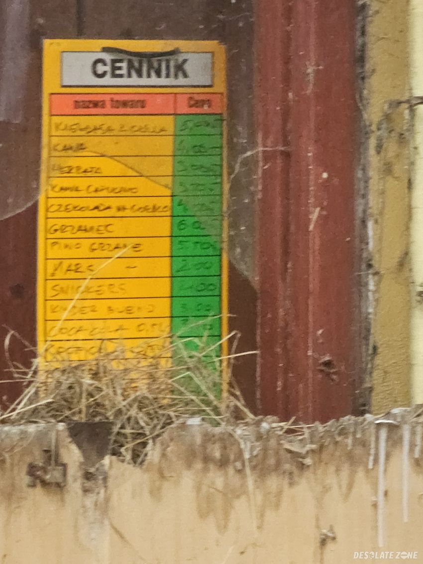 Opuszczona knajpka/sklepik przy stoku