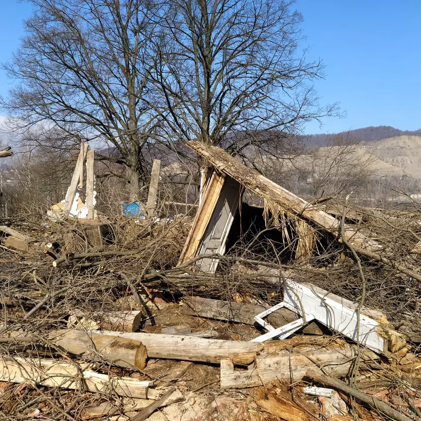 Opuszczony dom - zdjęcie 1/4