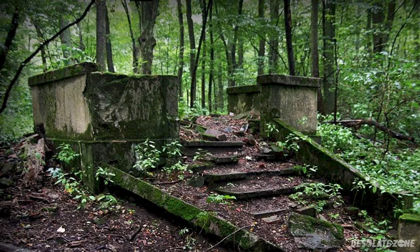 Ruiny świątyni dumania , wyspa gilma k/ doby