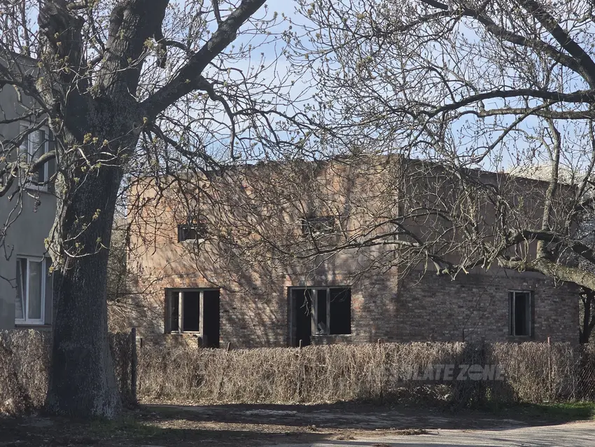 Ceglany dom przy stawie - photo 1/1