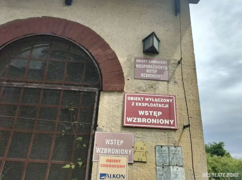 Opuszczona kasa biletowa.