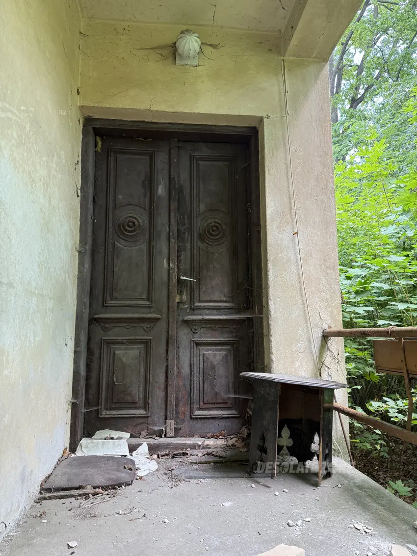 Opuszczony żółty dom - photo 1/4