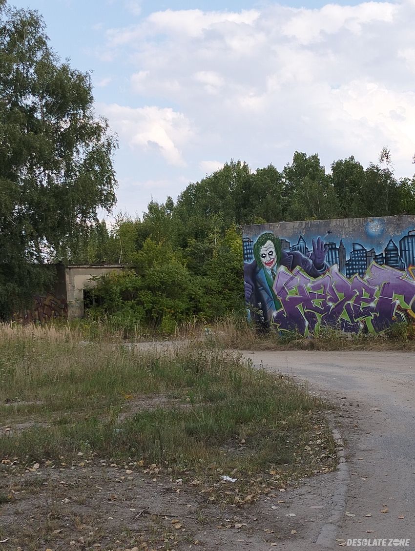 Opuszczona naprawia samochodów.