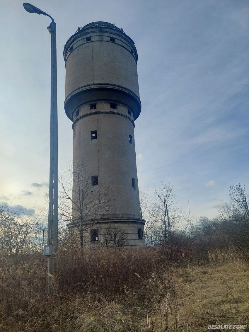 Opuszczona duża wieża ciśnień