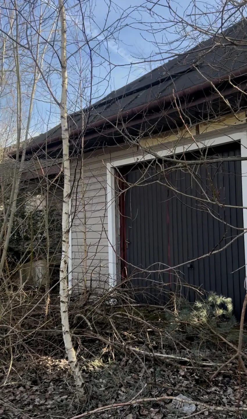 Niedokończony dom z budką ochroniarza - photo 1/3