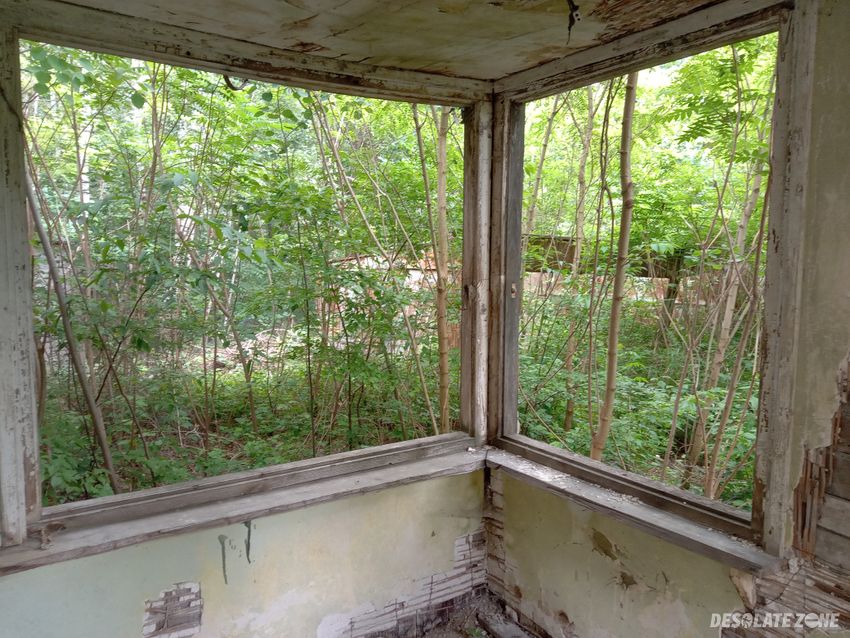 Opuszczony ruina budynku kiedyś cmentarz samochodów